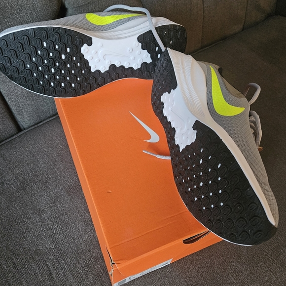 Nike Revolution 7 Size 8 - Picture 4 of 6